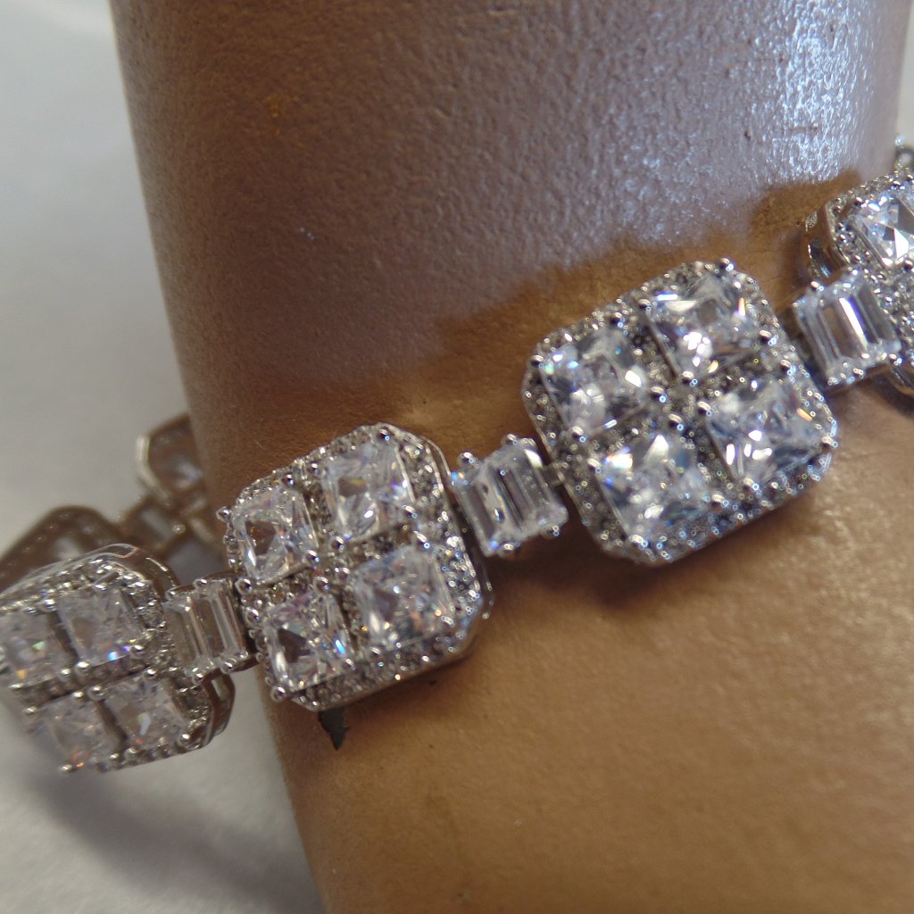Tiara 9.25 Sterling Silver Infinity Bracelet Nwt